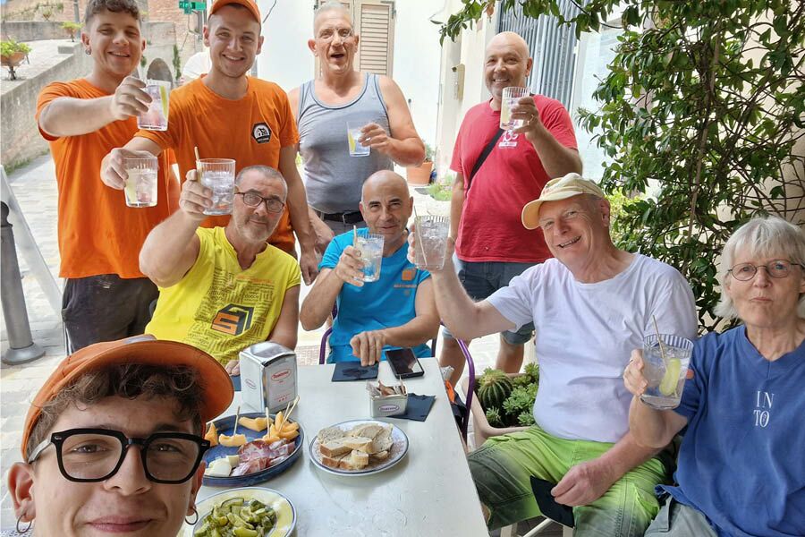 ... Menschen machen FELIX convivium: Ute & Michele Hilliger mit den Handwerkern ... ... Menschen machen FELIX convivium: Ute & Michele Hilliger mit den Handwerkern ...